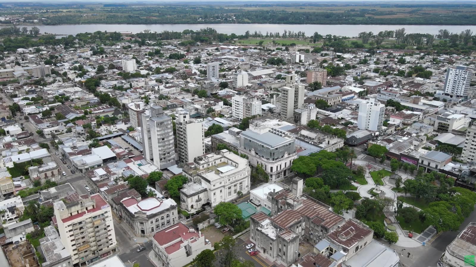 Vista aérea de barrios de Concordia, Entre Ríos, junto al río Uruguay